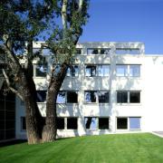 ArchitektInnen / KünstlerInnen: Adolf Krischanitz<br>Projekt: Lauder-Chabad-Campus<br>Aufnahmedatum: 09/99<br>Format: 4x5'' C-Dia<br>Lieferformat: Dia-Duplikat, Scan 300 dpi<br>Bestell-Nummer: 9211/C<br>