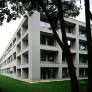 ArchitektInnen / KünstlerInnen: Adolf Krischanitz<br>Projekt: Lauder-Chabad-Campus<br>Aufnahmedatum: 09/99<br>Format: 4x5'' C-Dia<br>Lieferformat: Dia-Duplikat, Scan 300 dpi<br>Bestell-Nummer: 9213/C<br>