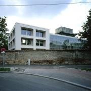 ArchitektInnen / KünstlerInnen: Adolf Krischanitz<br>Projekt: Lauder-Chabad-Campus<br>Aufnahmedatum: 09/99<br>Format: 4x5'' C-Dia<br>Lieferformat: Dia-Duplikat, Scan 300 dpi<br>Bestell-Nummer: 9214/A<br>
