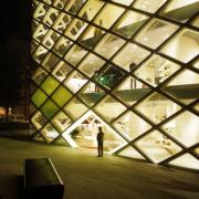 ArchitektInnen / KünstlerInnen: Herzog & de Meuron Architekten BSA/SIA/ETH<br>Projekt: Prada Aoyama<br>Aufnahmedatum: 10/03<br>Format: 6x9cm C-Dia<br>Lieferformat: Dia-Duplikat, Scan 300 dpi<br>Bestell-Nummer: 11918/01<br>