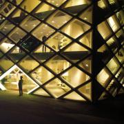 ArchitektInnen / KünstlerInnen: Herzog & de Meuron Architekten BSA/SIA/ETH<br>Projekt: Prada Aoyama<br>Aufnahmedatum: 10/03<br>Format: 6x9cm C-Dia<br>Lieferformat: Dia-Duplikat, Scan 300 dpi<br>Bestell-Nummer: 11918/10<br>