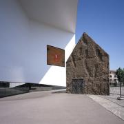 ArchitektInnen / KünstlerInnen: Herzog & de Meuron Architekten BSA/SIA/ETH<br>Projekt: Schaulager<br>Aufnahmedatum: 05/04<br>Format: 4x5'' C-Dia<br>Lieferformat: Dia-Duplikat, Scan 300 dpi<br>Bestell-Nummer: 12165/B<br>