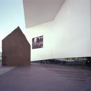 ArchitektInnen / KünstlerInnen: Herzog & de Meuron Architekten BSA/SIA/ETH<br>Projekt: Schaulager<br>Aufnahmedatum: 05/04<br>Format: 4x5'' C-Dia<br>Lieferformat: Dia-Duplikat, Scan 300 dpi<br>Bestell-Nummer: 12168/B<br>