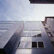 ArchitektInnen / KünstlerInnen: ARTEC Architekten<br>Projekt: Wohnhausanlage Alxingergasse<br>Aufnahmedatum: 11/04<br>Format: 4x5'' C-Dia<br>Lieferformat: Dia-Duplikat, Scan 300 dpi<br>Bestell-Nummer: 12330/D<br>