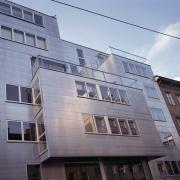 ArchitektInnen / KünstlerInnen: ARTEC Architekten<br>Projekt: Wohnhausanlage Alxingergasse<br>Aufnahmedatum: 11/04<br>Format: 4x5'' C-Dia<br>Lieferformat: Dia-Duplikat, Scan 300 dpi<br>Bestell-Nummer: 12329/D<br>