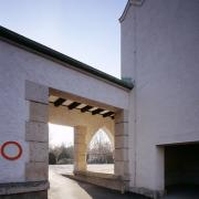 ArchitektInnen / KünstlerInnen: Clemens Holzmeister<br>Projekt: Krematorium Zentralfriedhof Wien<br>Aufnahmedatum: 12/04<br>Format: 4x5'' C-Dia<br>Lieferformat: Dia-Duplikat, Scan 300 dpi<br>Bestell-Nummer: 12349/C<br>