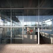 ArchitektInnen / KünstlerInnen: Henke Schreieck Architekten<br>Projekt: Bahnhof Baden<br>Aufnahmedatum: 06/05<br>Format: 4x5'' C-Dia<br>Lieferformat: Dia-Duplikat, Scan 300 dpi<br>Bestell-Nummer: 12483/B<br>