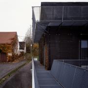 ArchitektInnen / KünstlerInnen: SPLITTERWERK<br>Projekt: Schwarzer Laubfrosch<br>Aufnahmedatum: 10/05<br>Format: 4x5'' C-Dia<br>Lieferformat: Dia-Duplikat, Scan 300 dpi<br>Bestell-Nummer: 12635/C<br>