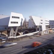 ArchitektInnen / KünstlerInnen: Zaha M. Hadid, Zaha Hadid Architects<br>Projekt: Wohnbau Spittelau<br>Aufnahmedatum: 01/06<br>Format: 4x5'' C-Dia<br>Lieferformat: Dia-Duplikat, Scan 300 dpi<br>Bestell-Nummer: 12696/A<br>