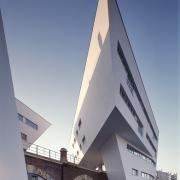 ArchitektInnen / KünstlerInnen: Zaha M. Hadid, Zaha Hadid Architects<br>Projekt: Wohnbau Spittelau<br>Aufnahmedatum: 01/06<br>Format: 4x5'' C-Dia<br>Lieferformat: Dia-Duplikat, Scan 300 dpi<br>Bestell-Nummer: 12696/D<br>
