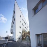 ArchitektInnen / KünstlerInnen: Zaha M. Hadid, Zaha Hadid Architects<br>Projekt: Wohnbau Spittelau<br>Aufnahmedatum: 01/06<br>Format: 4x5'' C-Dia<br>Lieferformat: Dia-Duplikat, Scan 300 dpi<br>Bestell-Nummer: 12715/C<br>