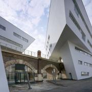 ArchitektInnen / KünstlerInnen: Zaha M. Hadid, Zaha Hadid Architects<br>Projekt: Wohnbau Spittelau<br>Aufnahmedatum: 01/06<br>Format: 4x5'' C-Dia<br>Lieferformat: Dia-Duplikat, Scan 300 dpi<br>Bestell-Nummer: 12715/D<br>