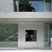 ArchitektInnen / KünstlerInnen: Silvia Gmür, Reto Gmür<br>Projekt: Wohnhaus Müller<br>Aufnahmedatum: 06/06<br>Format: 4x5'' C-Dia<br>Lieferformat: Dia-Duplikat, Scan 300 dpi<br>Bestell-Nummer: 12757/A<br>